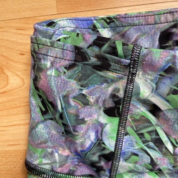 Lululemon High Rise Shorts Rapid Flourish Multicolor - Picture 3 of 7